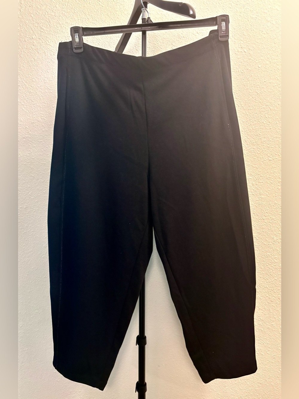 Max Studio Barrel Leg Capris Ponte Pants with Flattering White Seaming